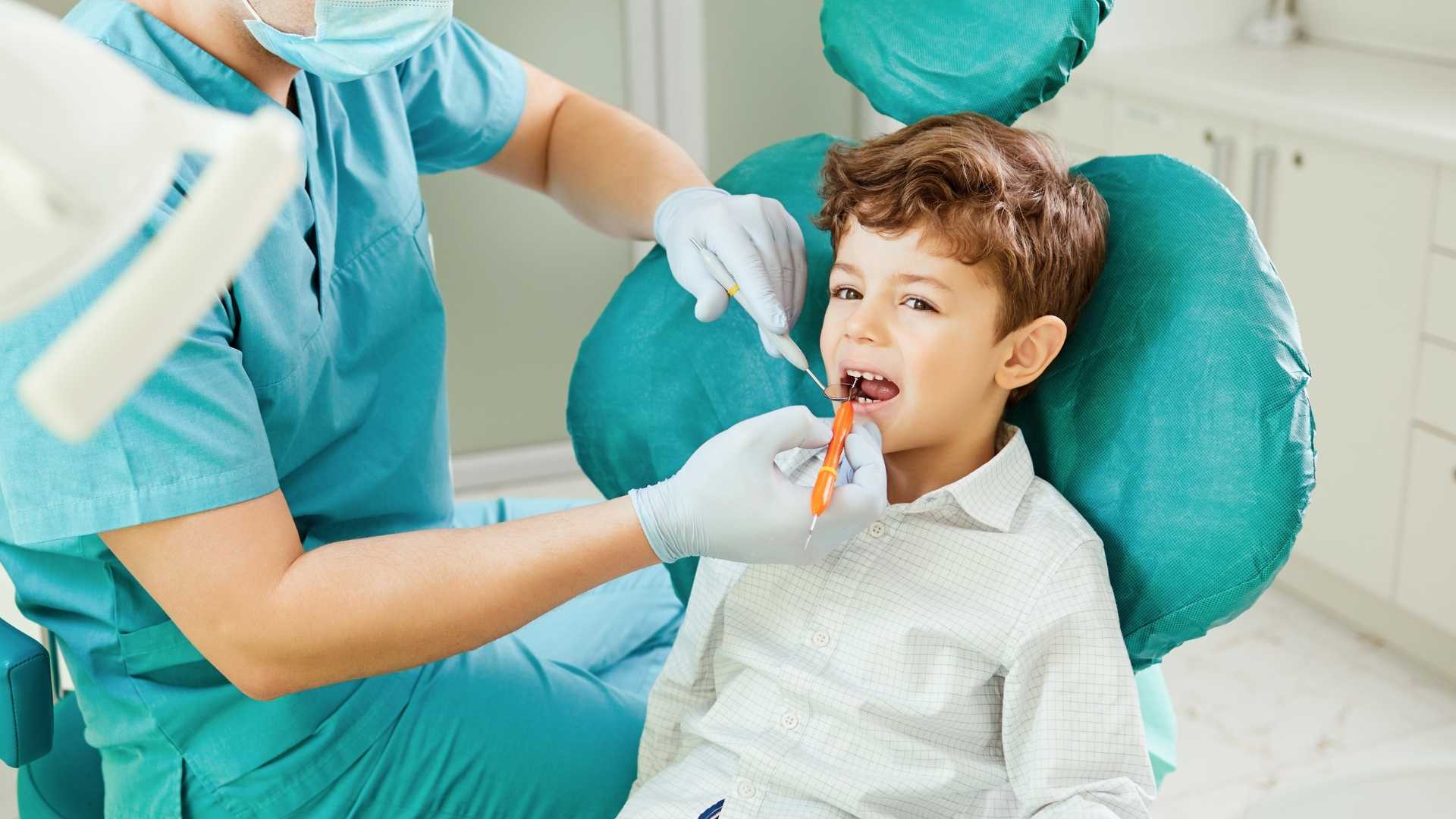 pulizia denti bambini